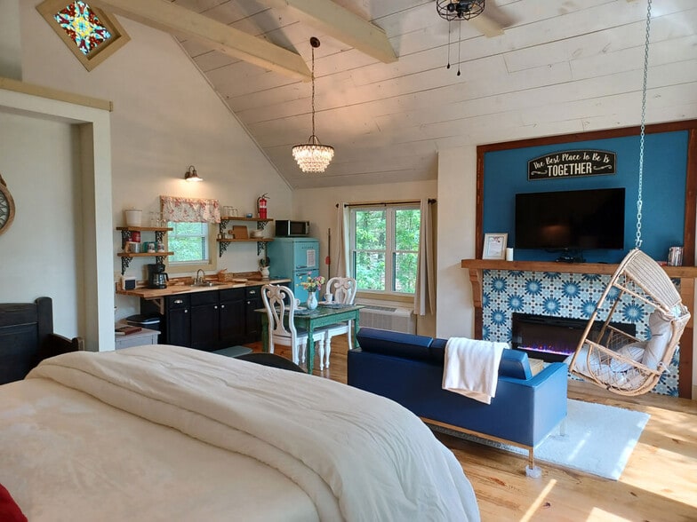 More Photos Of 70 Dogwood Rdg, Eureka Springs Hotel For Sale