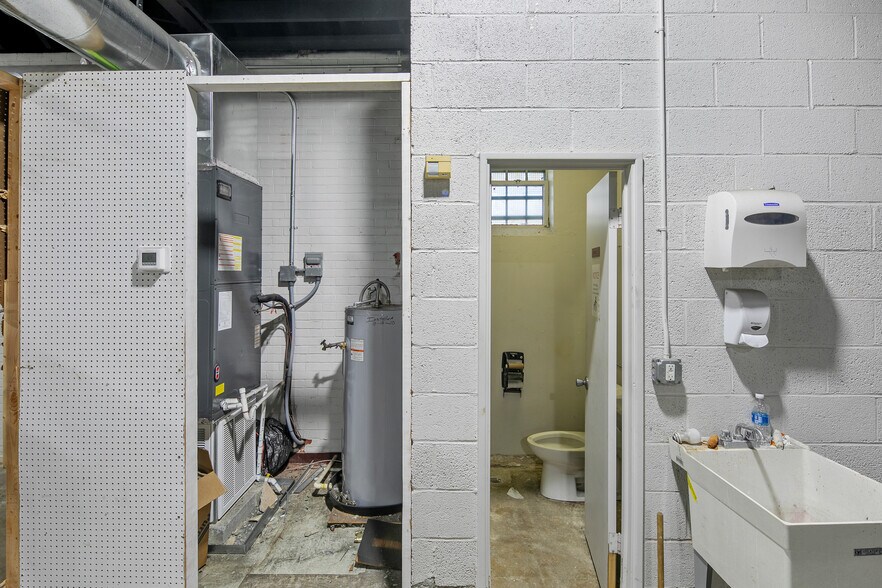 More Photos Of 301 Robeson St, Fayetteville Freestanding For Lease