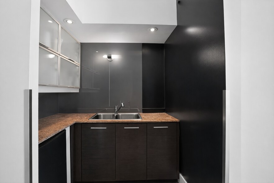 More Photos Of 8 Telegram Mews, Toronto Apartments For Sale