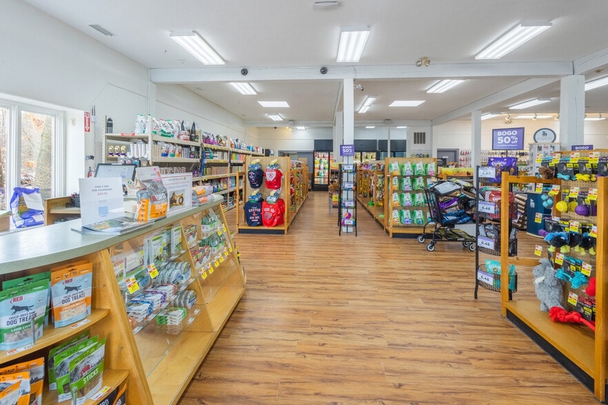 More Photos Of 444 Great Rd, Acton Showroom For Lease