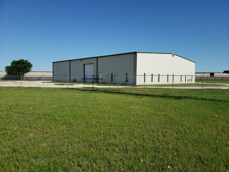 More Photos Of 15856 S Interstate 35, Bruceville Industrial For Lease