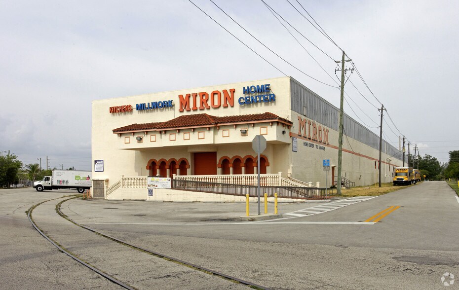 More Photos Of 19400 W Dixie Hwy, Miami Warehouse For Lease