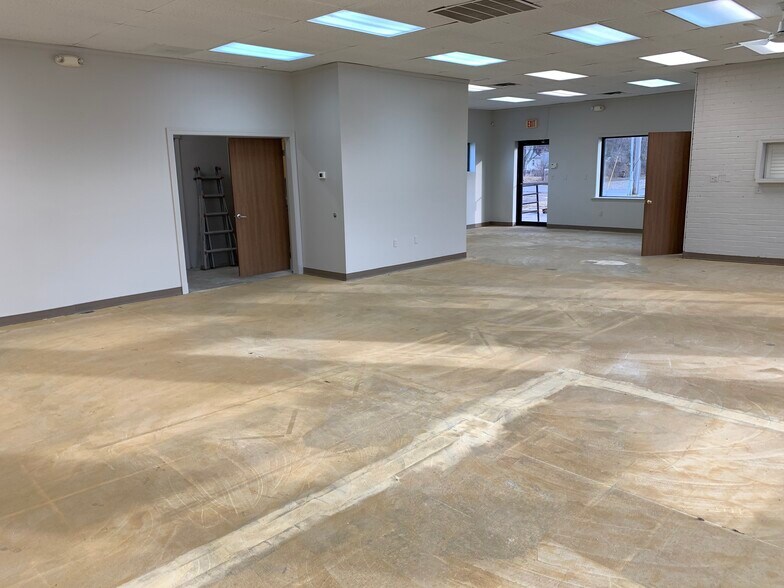 More Photos Of 3100-3102 S 24th St, Kansas City Storefront Retail Office For Lease