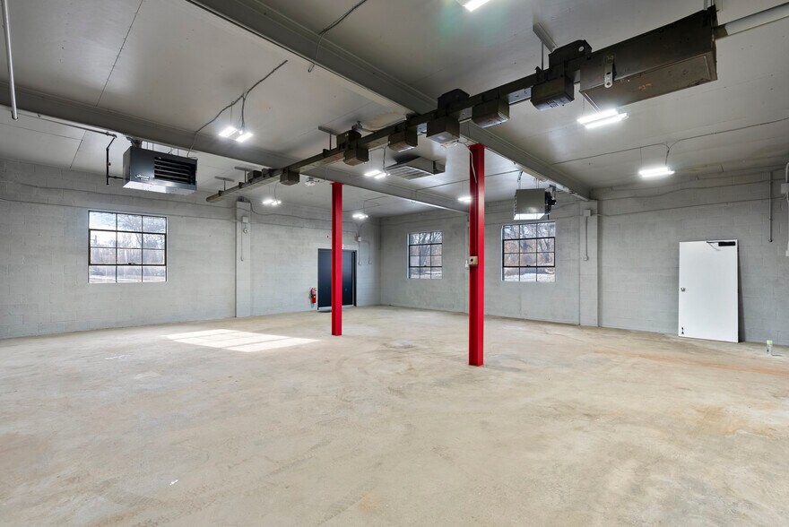 More Photos Of 5 Webb St, Windsor Locks Manufacturing For Lease