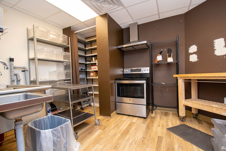 More Photos Of 904 Water St, Peterborough Freestanding For Lease