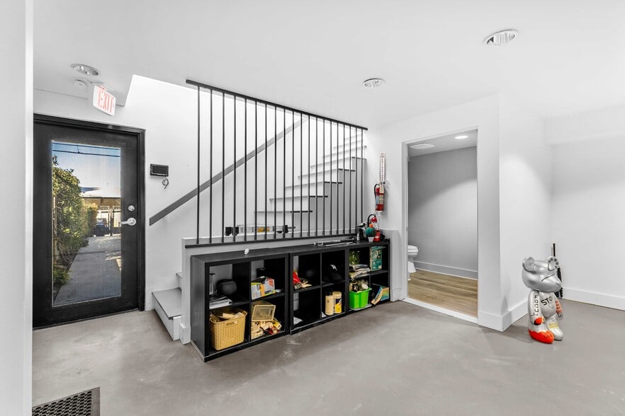 More Photos Of 9925 Commerce Ave, Tujunga Storefront For Sale