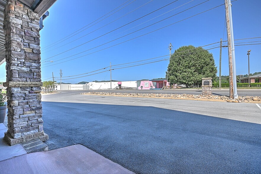 More Photos Of 317 Bluff City Hwy, Bristol Flex For Sale