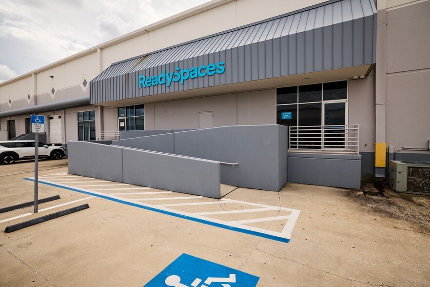 More Photos Of 2507 Investors Row, Orlando Distribution For Lease