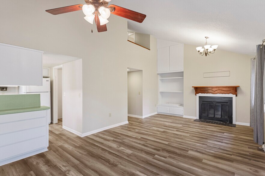 More Photos Of 400 Foxfire Ct, Seneca Apartments For Sale