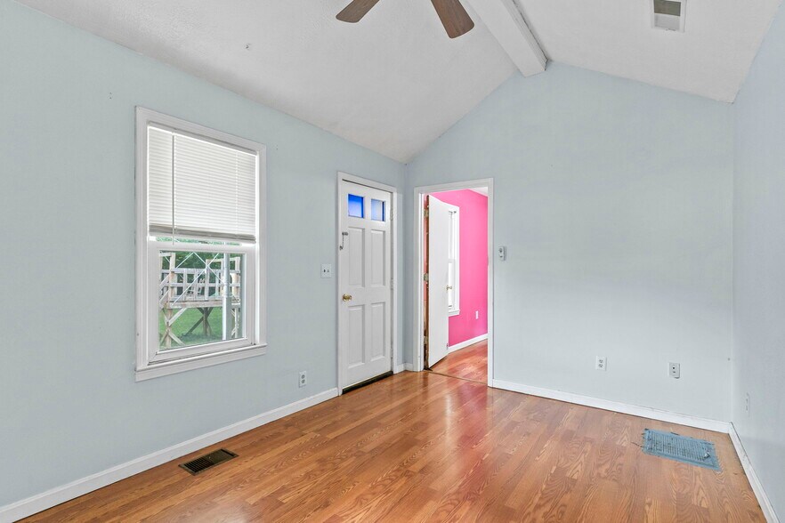 More Photos Of 305 S Ferguson St, Henryville General Retail For Sale