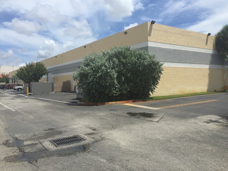 More Photos Of 2201 N Andrews Ave, Pompano Beach Showroom For Lease