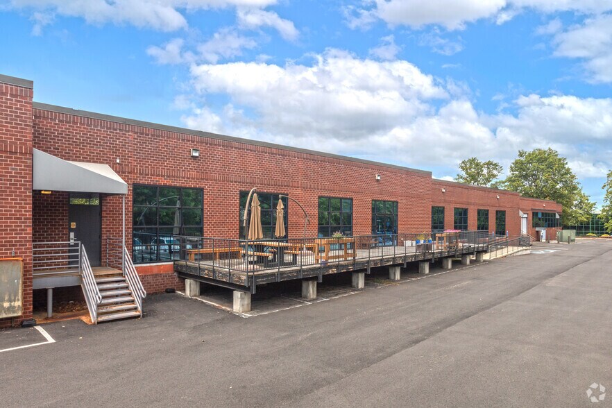 More Photos Of 14150 Parkeast Cir, Chantilly Unknown For Lease