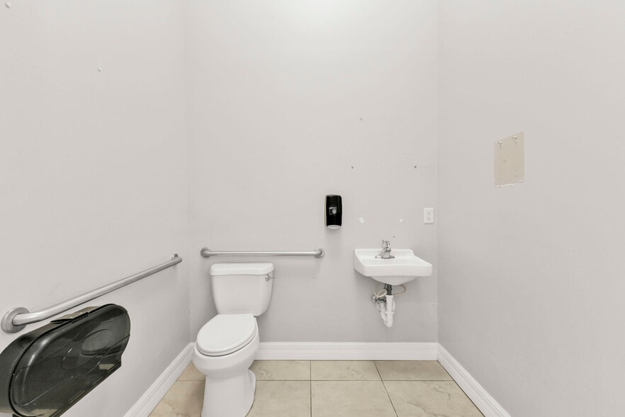 More Photos Of 4694 Tamiami Trl, Port Charlotte Freestanding For Lease