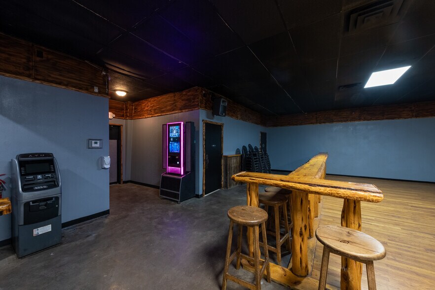 More Photos Of 1402 Old Iowa Park, Wichita Falls Specialty For Lease