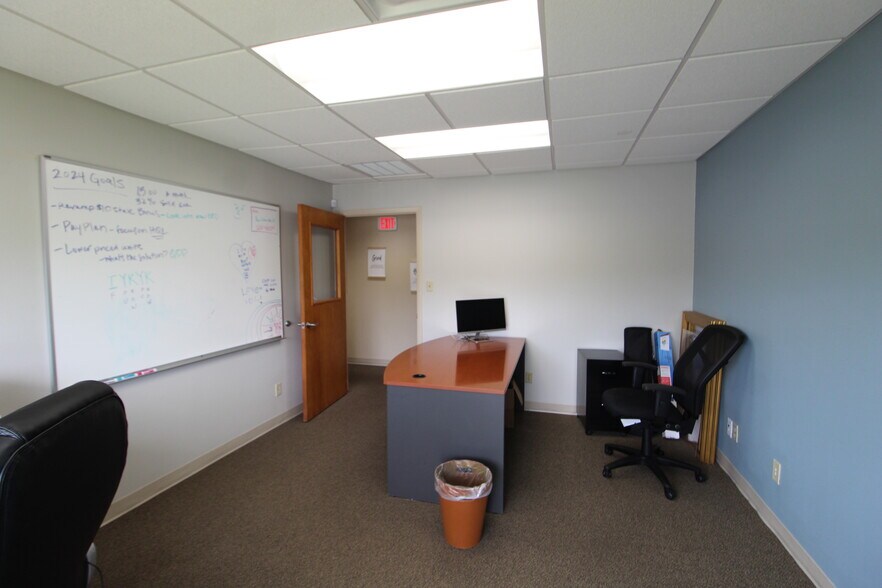 More Photos Of 5717 Bessie Dr, Sarasota Office For Lease