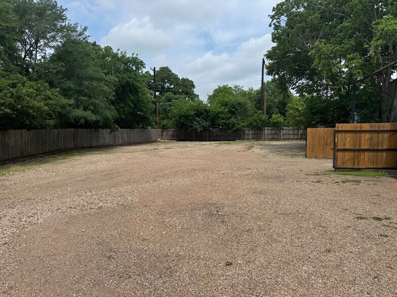 More Photos Of 3828 S College Ave, Bryan Office For Lease