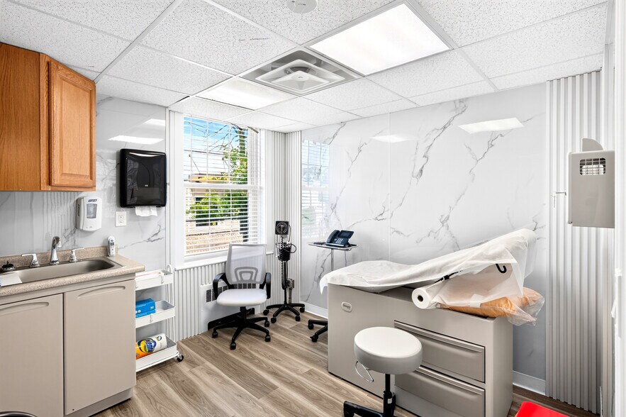 More Photos Of 155 W Merrick Rd, Freeport Medical For Lease