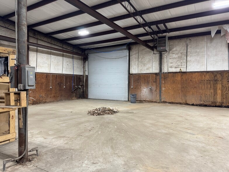 More Photos Of 1208 S Chestnut St, Lufkin Showroom For Sale