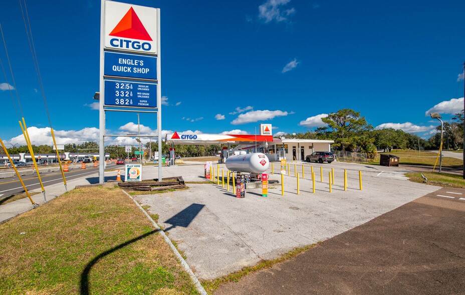 More Photos Of 709 S Broad St, Brooksville Service Station For Sale