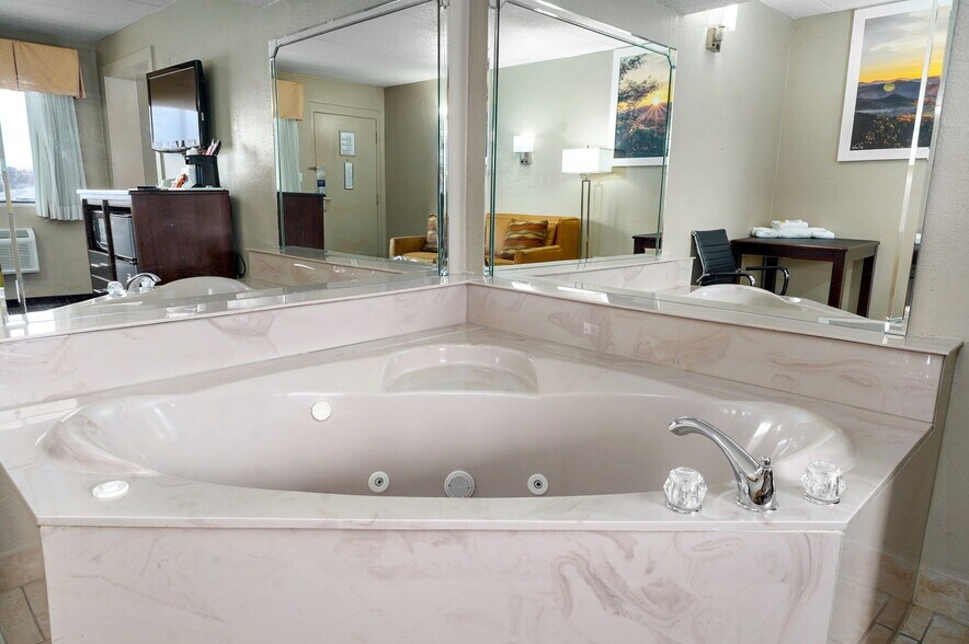 More Photos Of 3114 N Kentwood Ave, Springfield Hotel For Sale