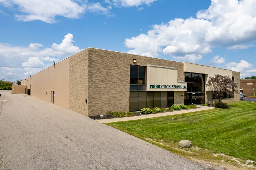 More Photos Of 1151 Allen Dr, Troy Manufacturing For Lease