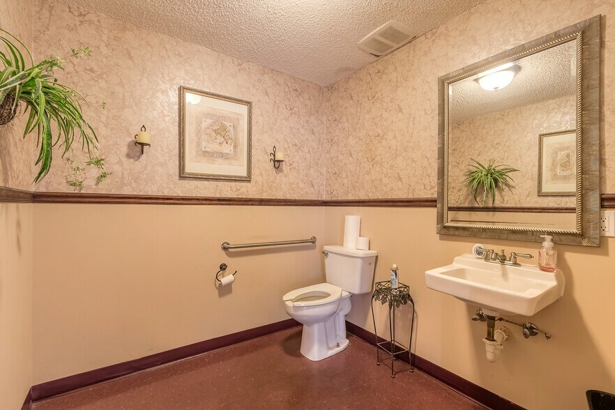 More Photos Of 1036 Derbyshire Rd, Daytona Beach Office For Sale