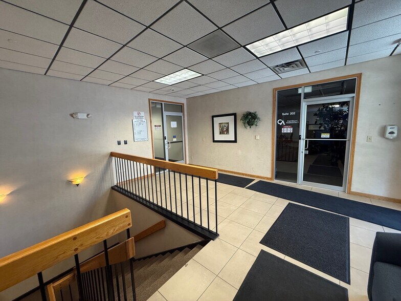 More Photos Of 800-820 Freeway Dr N, Columbus Office For Lease