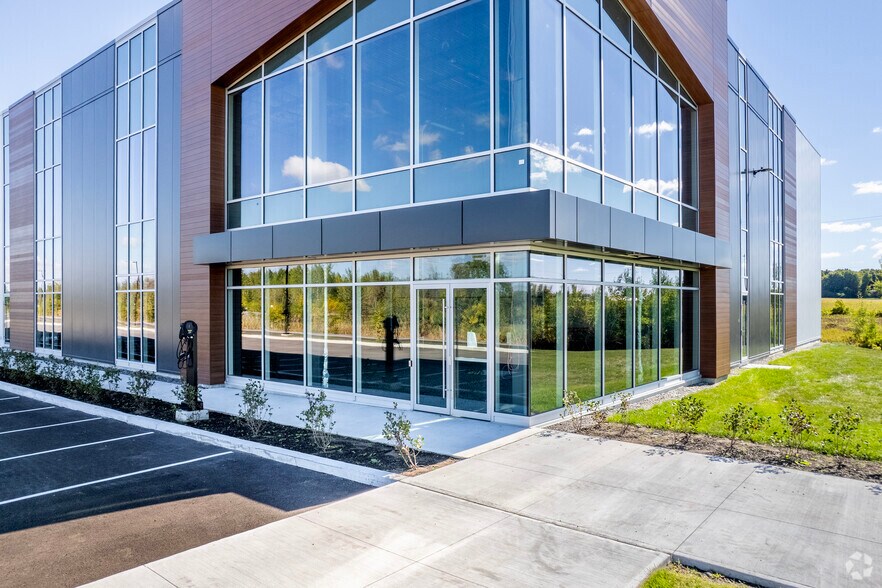 More Photos Of 30 Ecoparc Chateauguay, Châteauguay Warehouse For Lease