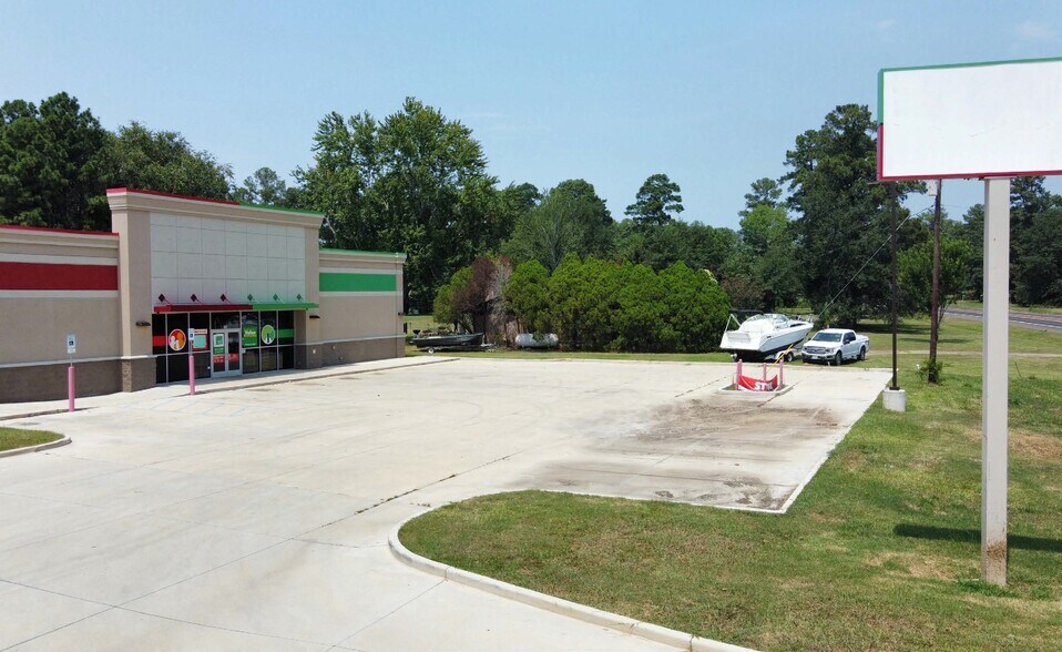 More Photos Of 175 US Highway 96 N, Pineland Freestanding For Lease