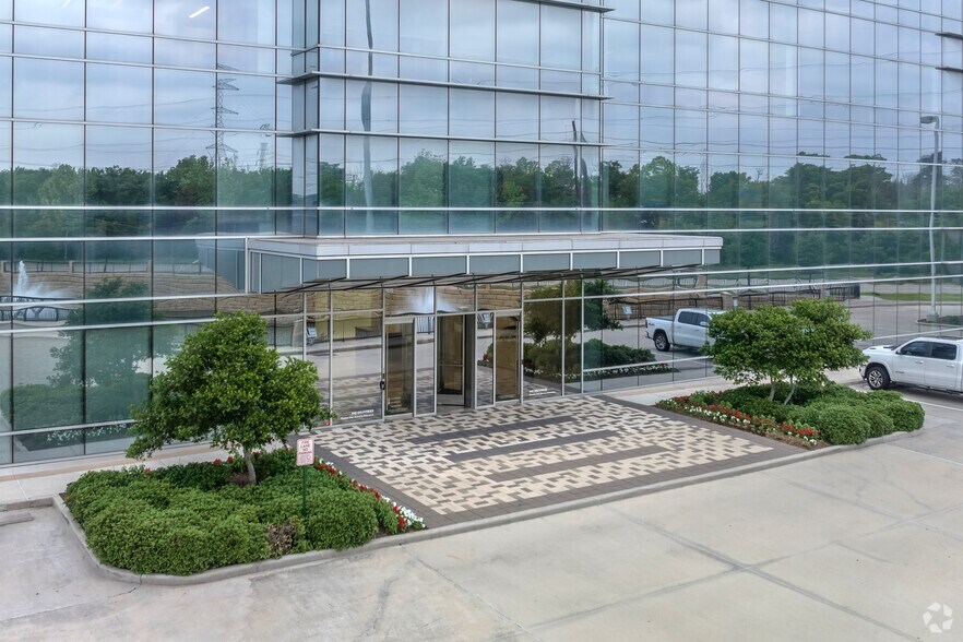 More Photos Of 5775 N Sam Houston Pky W, Houston Office For Lease