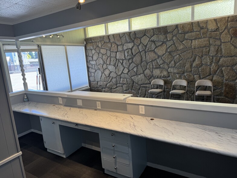 More Photos Of 990 S Front St, Central Point Medical For Sale