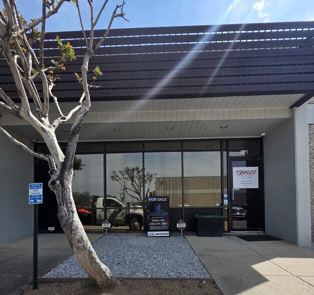 More Photos Of 10606 Shady Trl, Dallas Showroom For Sale