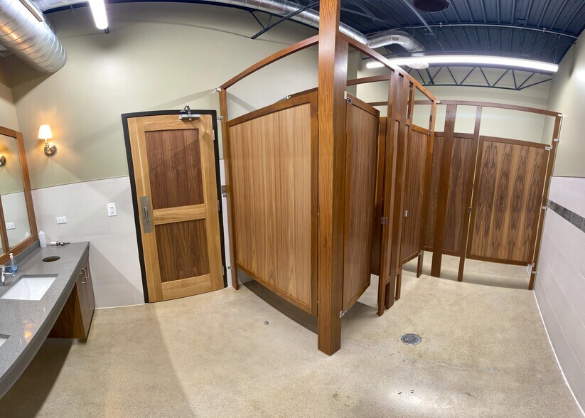 More Photos Of 3005 MacArthur Blvd, Northbrook Flex For Lease