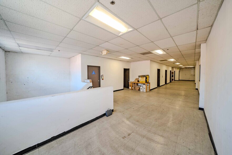 More Photos Of 1120 E 11th St, Los Angeles Showroom For Sale