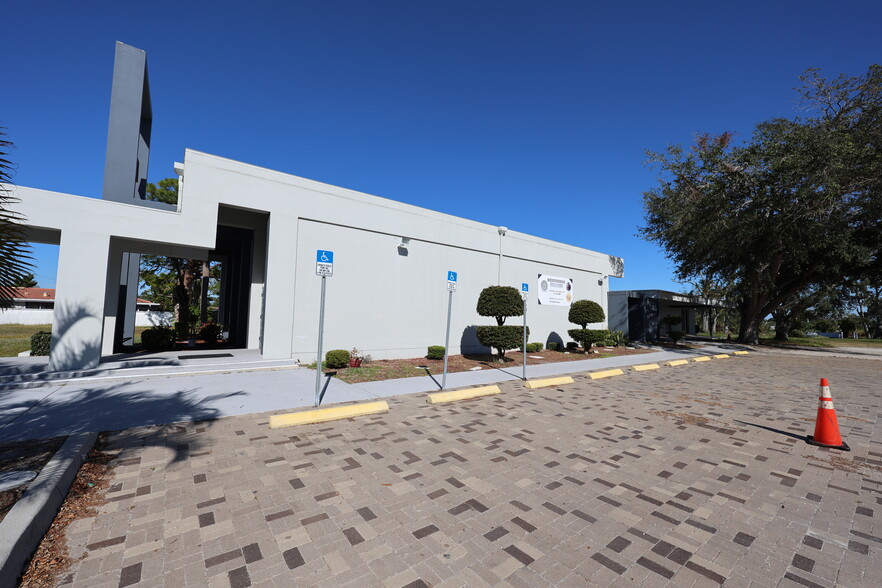 More Photos Of 3005 S Tuttle Ave, Sarasota Religious Facility For Sale