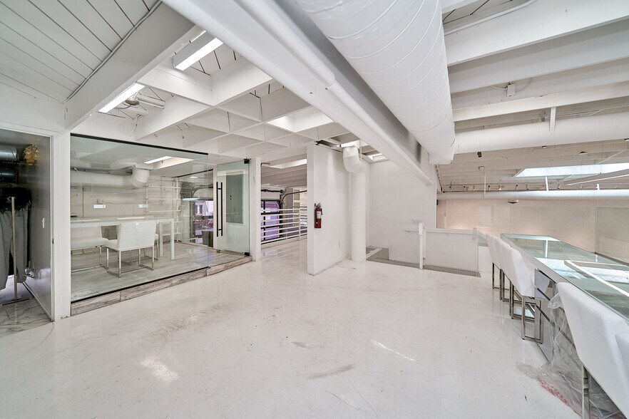 More Photos Of 165-171 S Robertson Blvd, Beverly Hills Storefront For Lease