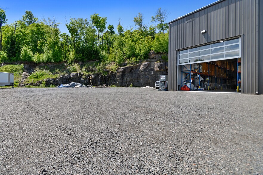 More Photos Of 1670 Rte 117, Val-david Showroom For Lease