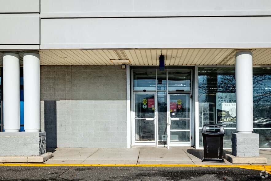 More Photos Of 367-425 N Service Rd, Patchogue Storefront For Lease