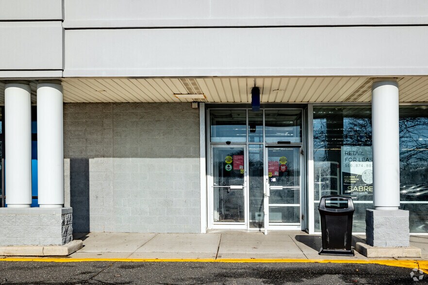 More Photos Of 367-425 N Service Rd, Patchogue Storefront For Lease