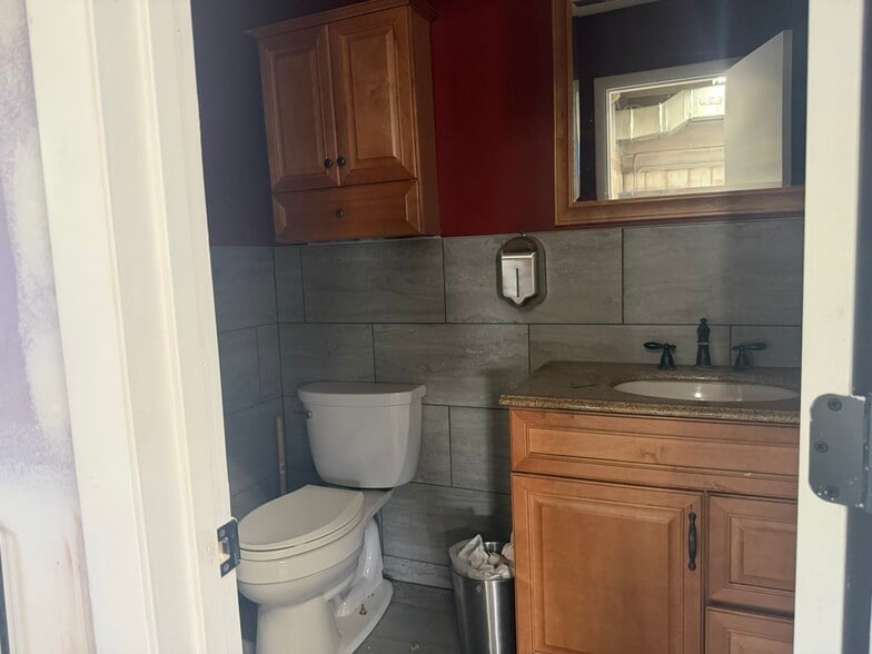 More Photos Of 2065-2085 S Holly St, Denver Showroom For Lease