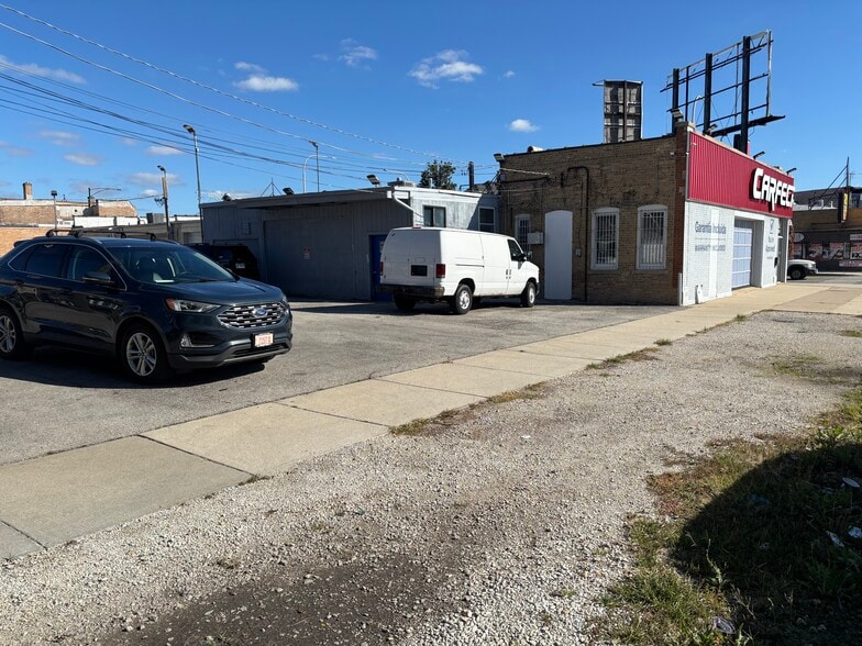 More Photos Of 3632-3652 N Cicero Ave, Chicago Showroom For Sale