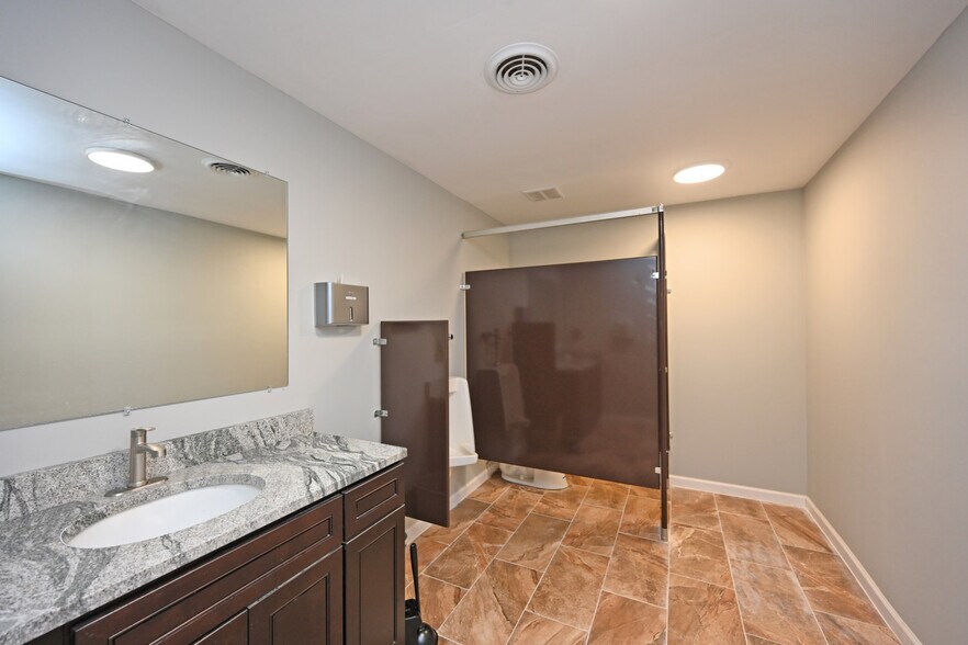 More Photos Of 7334-7340 Kingsgate Way, West Chester Restaurant For Lease