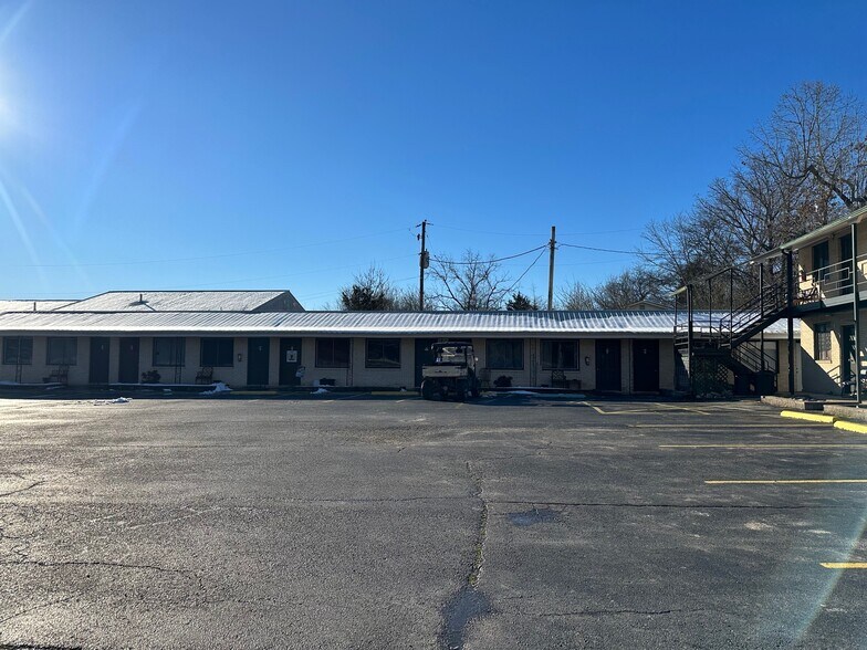 More Photos Of 302 N Main St, Melbourne Hotel For Sale