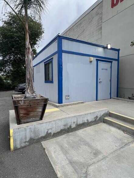 More Photos Of 11571 Ventura Blvd, Studio City Land For Lease