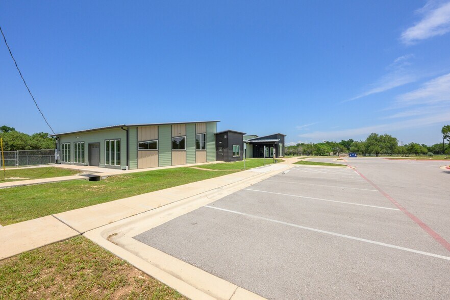 More Photos Of 1410 Live Oak Rd, Leander Showroom For Sale