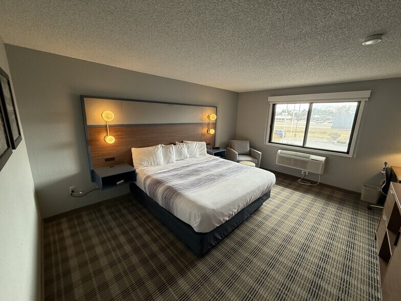 More Photos Of 11 E South Ave, Chippewa Falls Hotel For Sale