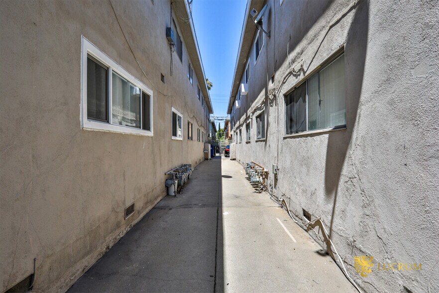 More Photos Of 2015-2021 Chariton St, Los Angeles Apartments For Sale