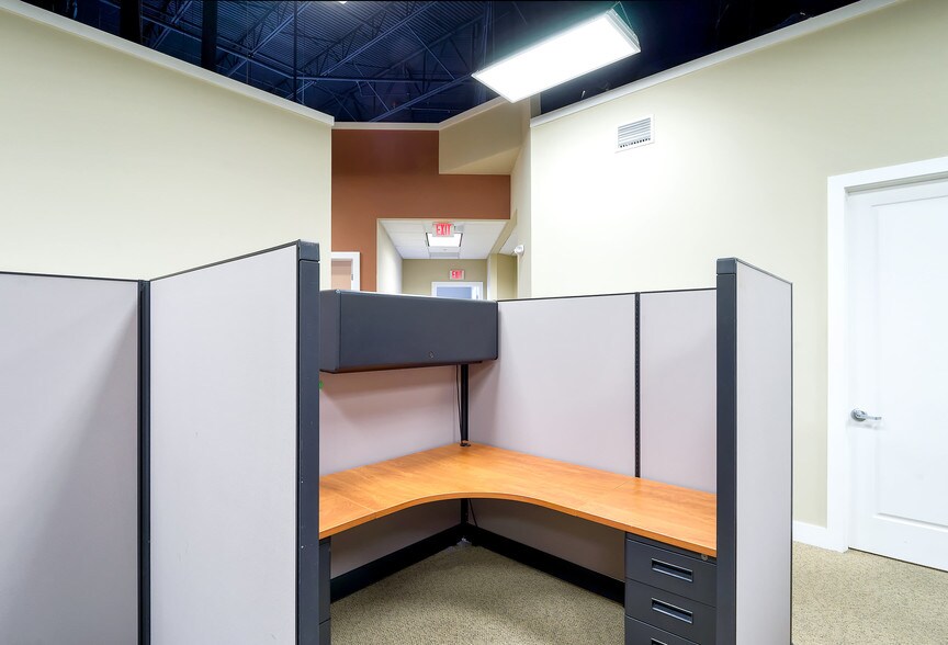 More Photos Of 13830 Jetport Commerce Pky, Fort Myers Warehouse For Lease