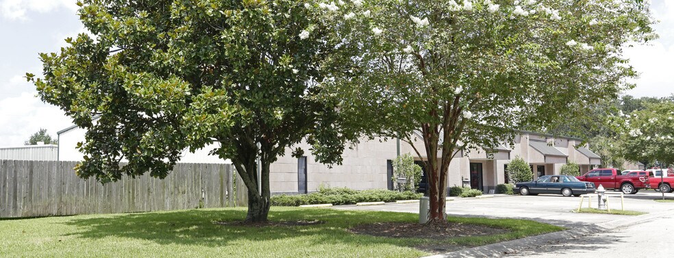 More Photos Of 200-210 Pailet Dr, Harvey Flex For Lease