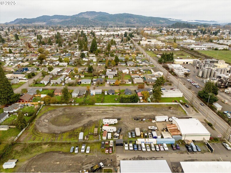 More Photos Of 364 28th St, Springfield Freestanding For Sale